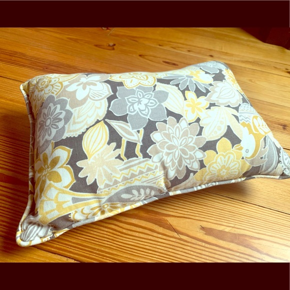 Pillow - Picture 1 of 1